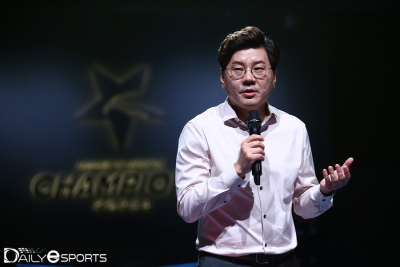 LoL 파크 개관식에서 프리젠테이션을 하고 있는 이승현 라이엇 게임즈 코리아 대표.