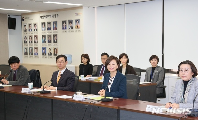 진선미 여성가족부 장관이 19일 오후 서울 광화문 정부서울청사에서 열린 제7차 청소년정책위원회에 참석했다. (사진=뉴시스)