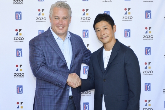 타이 보타우 PGA 투어 국제 개발 부사장(왼쪽)과 마에자와 유사쿠 ZOZO 그룹 대표(오른쪽). 사진제공=PGA투어