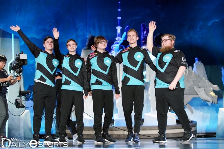 2018 리그 오브 레전드 월드 챔피언십 4강에 오른 클라우드 나인 LoL 팀.