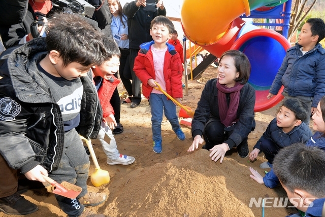 유은혜 사회부총리 겸 교육부장관이 22일 오전 대구 수성구 황금동 경북고등학교 부지 내 공립단설 대구황금유치원을 방문, 야외 수업중인 어린이들과 모래놀이를 하고 있다. (사진=뉴시스)