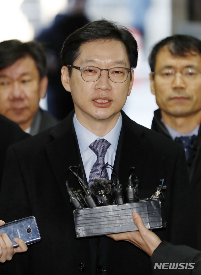 (사진=김경수 경남지사가 23일 서울 서초구 서울중앙지방법원에서 열린 '드루킹 댓글사건' 3차 공판에 출석하며 취재진 질문에 답변하고 있다./뉴시스)
