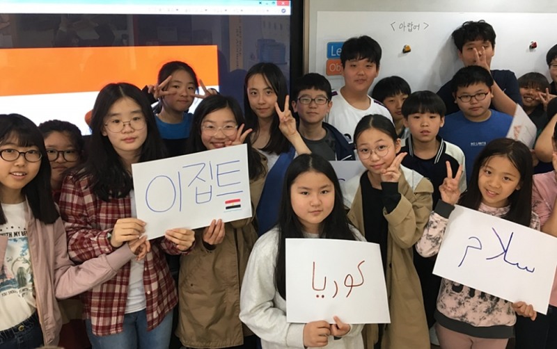 교실에서 해외 학생들과 소통하며 함께 수업해요