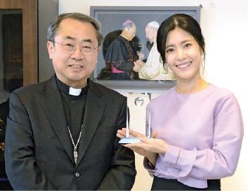 (사진= 손희송 바보의 나눔 이사장은 홍보대사로 이윤지씨를 채택했다)