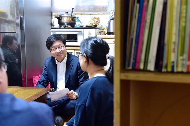 염태영 수원시장이 지역내 다자녀가구를 방문해 부모들과 대화를 나누고 있다. (사진=수원시)