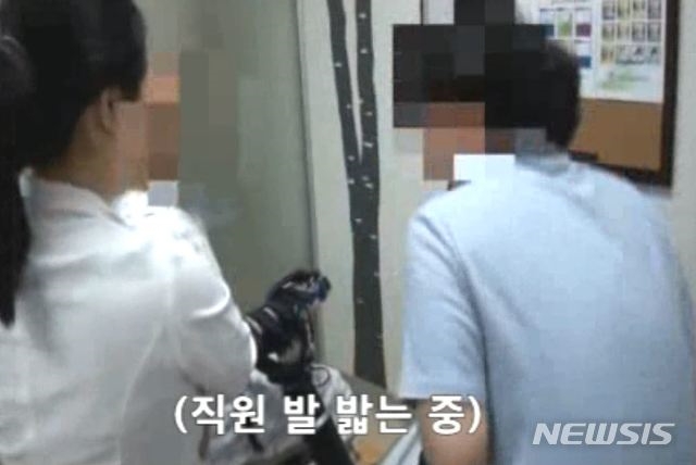 전국공공운수노동조합 의료연대본부 제주지역본부가 27일 공개한 제주대병원 A교수의 폭행 동영상 일부.(사진=뉴시스)