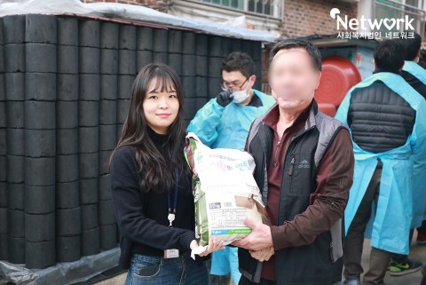 추운 겨울나기를 위해 연탄, 쌀 지원