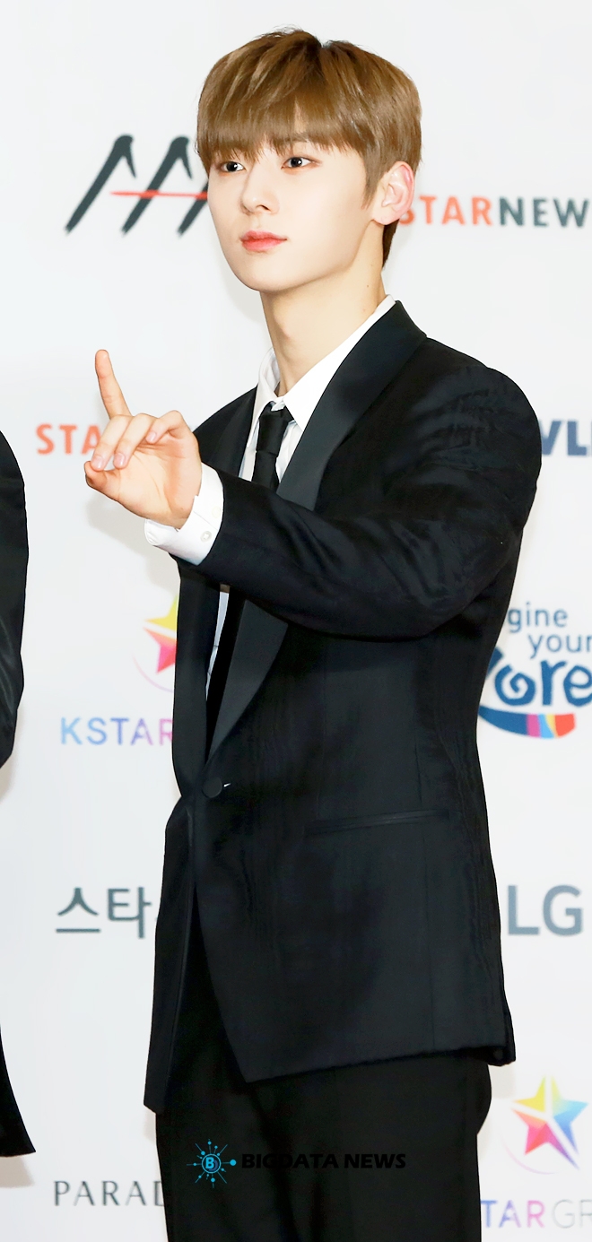 워너원 황민현, '2018 Asia Artist Awards' 레드카펫 현장