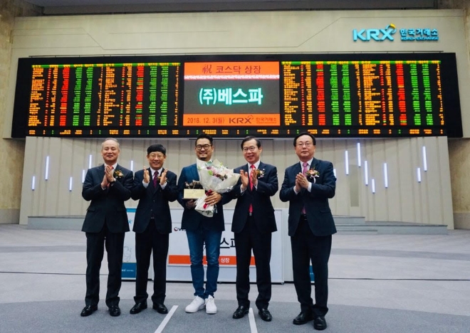 (좌측부터)최규준 한국IR협의회 부회장, 정운수 한국거래소 코스닥시장본부장, 김진수 베스파 대표, 조웅기 미래에셋대우 대표, 송윤진 코스닥협회 부회장.