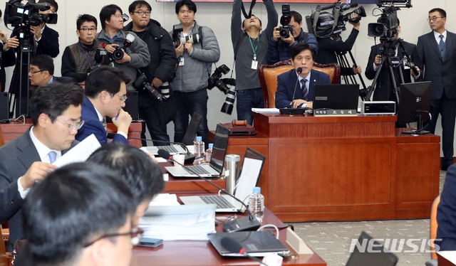 3일 오전 서울 영등포구 여의도 국회에서 더불어민주당 박용진 의원이 발의한 유아교육법, 사립학교법, 학교급식법 개정안과 자유한국당이 별도로 발의한 유치원 관련법 개정안을 논의하기 위해서 열린 교육위원회 법안심사소위원회를 조승래 소위원장이 주재하고 있다. (사진=뉴시스)