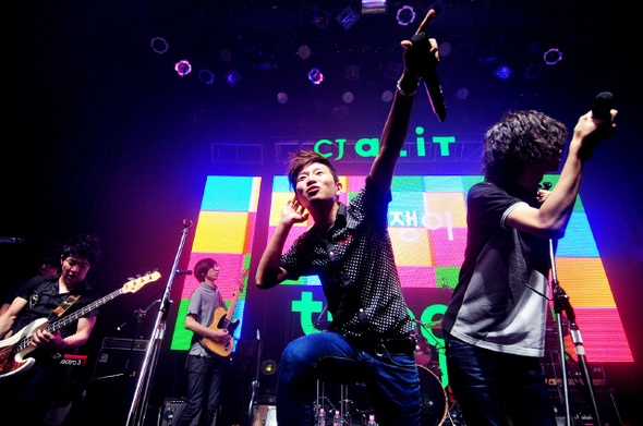 (사진=CJ도너스캠프 공연 모습)