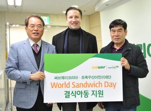 써브웨이가 ‘써브웨이 월드샌드위치데이 2018’ 행사를 통해 마련된 6만 6570개의 샌드위치를 겨울방학 기간 결식아동 지원을 위해 지난 3일 초록우산 어린이재단에 기부했다. 사진 왼쪽부터 이제훈 초록우산 어린이재단 회장, 콜린 클락 써브웨이 코리아 대표, 박근홍 써브웨이 가맹점주 대표.(사진=써브웨이 제공)