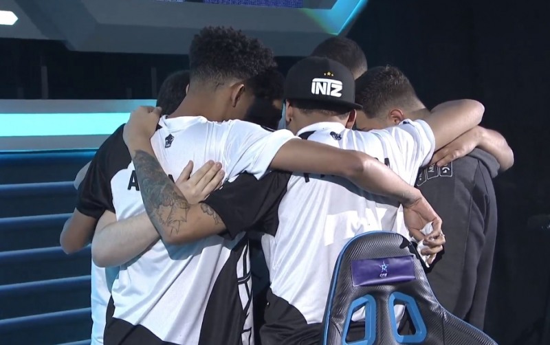 브라질 대표 인츠 e스포츠 클럽 선수들이 경기에 들어가기 전 어깨동무를 하고 있다(사진=유튜브 생중계 화면 캡처).