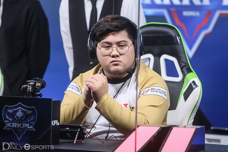 액토즈 스타즈 골드의 사이드 '바쿠' 유재환.