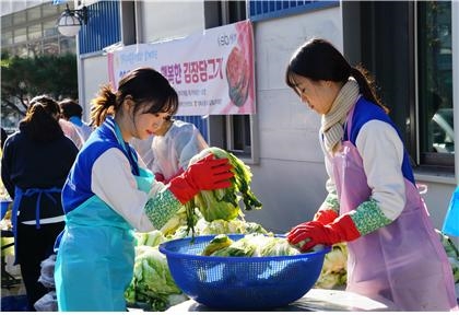 bhc치킨 ‘해바라기 봉사단’, 김장 나눔 통해 따뜻한 연말 선물