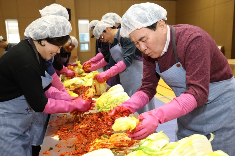 충남도교육청, 사랑을 버무리는 김장 봉사 실시