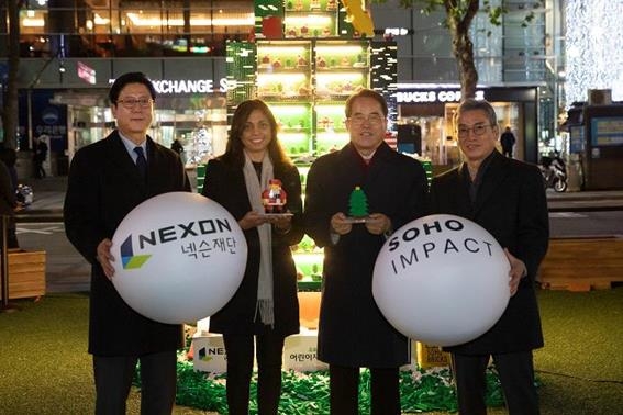 넥슨재단-초록우산어린이재단 브릭트리 점등식에 참여한 넥슨재단 김정욱 이사장, 소호임팩트 프리야 베리 대표, 초록우산어린이재단 이제훈 회장, 초록우산어린이재단 박혁 중앙후원회장(좌측부터).
