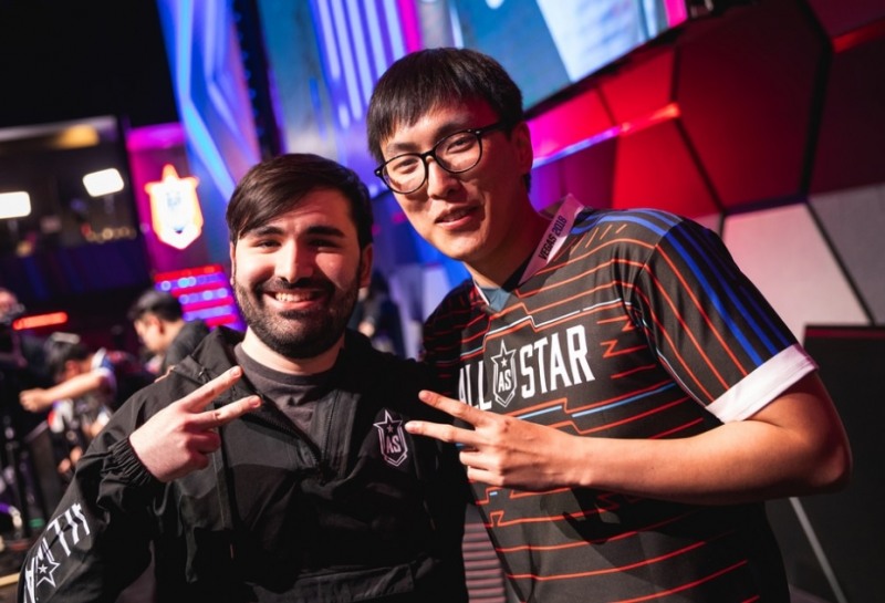 2대2 자선 매치에서 우승한 북미 대표 'voyboy' 조에닷 에스파하니(왼쪽)와 'Doublelift' 일리앙 펭의 'Doubleboy'.