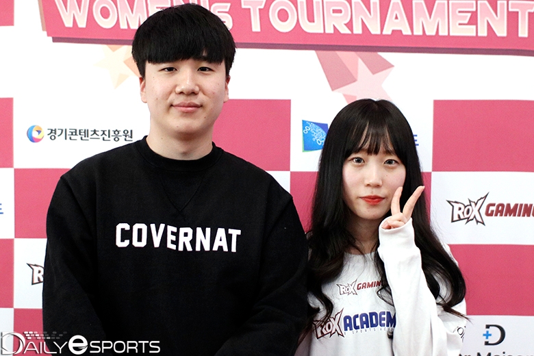 김다빈 코치(왼쪽)와 '이지꼬당' 윤이지(오른쪽)