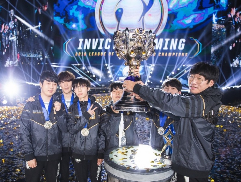 롤드컵을 제패한 중국 인빅터스 게이밍(사진=라이엇 게임즈 제공).