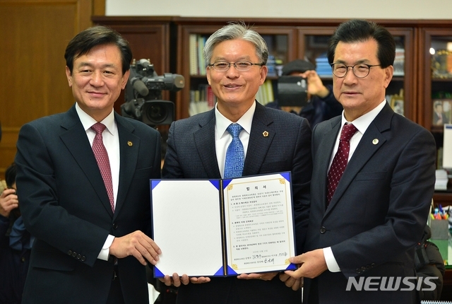 고교 무상급식 시행을 놓고 2015년에 이어 또다시 갈등을 빚은 충북도와 도교육청이 도의회의 최후통첩에 10일 오전 도청 집무실에서 합의를 이뤄냈다. 사진 왼쪽부터 김병우 충북도교육감, 장선배 충북도의회 의장, 이시종 충북도지사. 사진=뉴시스