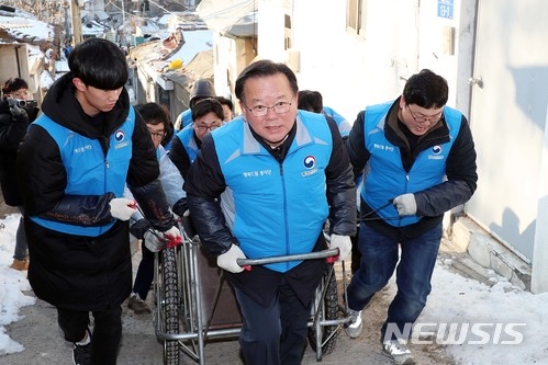 김부겸 행정안전부 장관이 지난해 12월 13일 오후 서울 노원구 중계동 백사마을에서 행정안전부 직원으로 구성된 행복드림봉사단들과 함께 사랑의 연탄 나눔 봉사활동을 하고 있다./사진=뉴시스