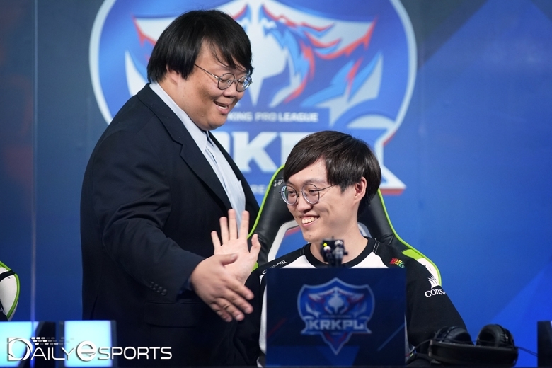 락스 피닉스 김기웅 코치가 미드 라이너 '글로우' 이진영과 하이파이브하고 있다.