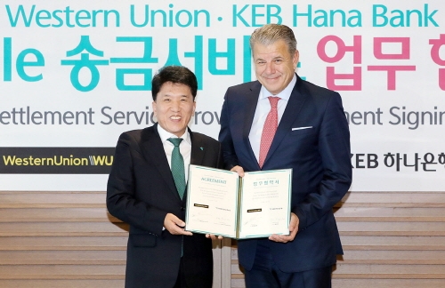 함영주 KEB하나은행장(왼쪽)과 웨스턴 유니온 힉멧 얼섹 회장
