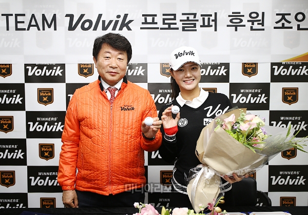 전영인(우)과 볼빅 문경안 회장(좌). 사진=볼빅