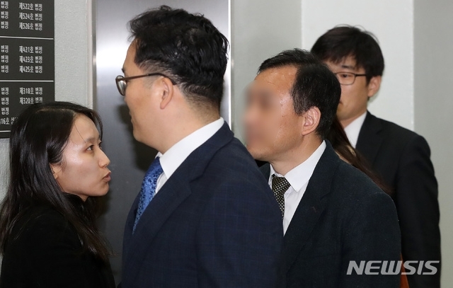시험문제를 유출해 쌍둥이 딸들에게 전달한 혐의를 받고 있는 숙명여고 교무부장 A씨가 지난달 6일 서울 서초구 서울중앙지법에서 열린 영장실질심사(구속 전 피의자 심문)에 출석하고 있다. 사진=뉴시스