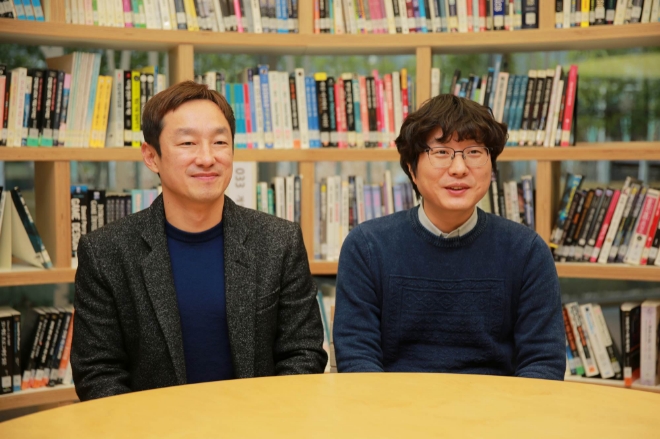 '리니지2' 개발 PD 한영훈(좌), '리니지2' 사업팀장 이충근(우)