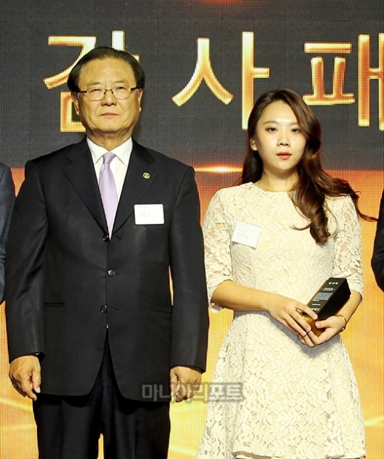 양휘부 KPGA회장과 감사패를 수상한 김현지 기자.