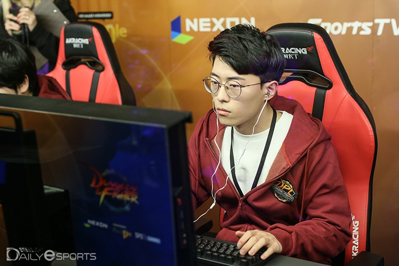 장재원을 꺾고 8강 진출에 성공한 진현성.