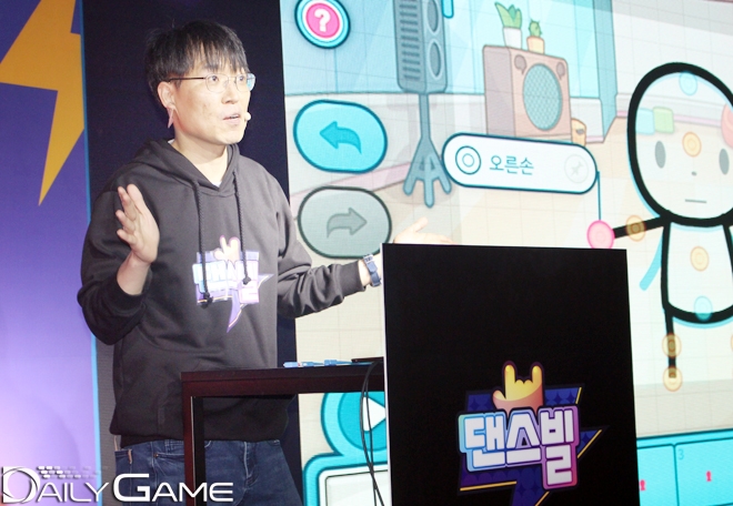 '댄스빌'을 이용해 춤을 만드는 과정을 선보인 이석 컴투스 PD.