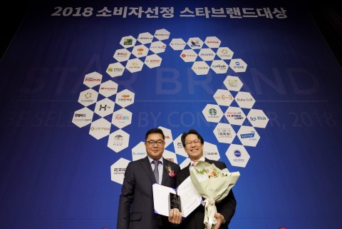 2년 연속 자동차 배터리 부문 최고의 브랜드로 선정된 로버트보쉬코리아 자동차부품 애프터마켓 사업부의 김철우 상무(사진 우측)가 수상후 포즈를 취하고 있다