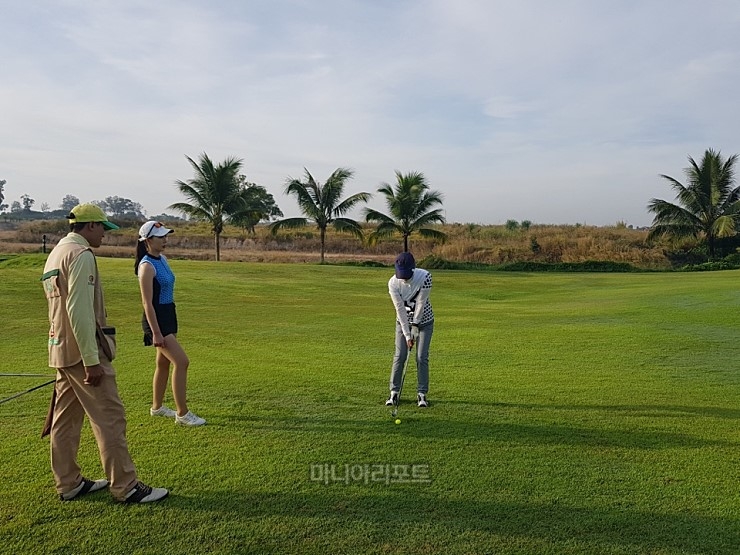 골프마니아클럽이 진행하는 레슨투어에서 프로골퍼가 참여 아마추어를 대상으로 필드레슨을 진행하는 모습. 사진제공_골프마니아클럽