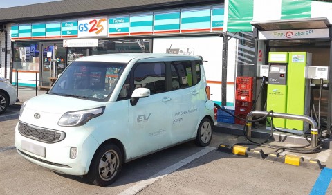 GS25와 GS수퍼마켓이 오프라인 점포망을 활용한 전기차 충전 시설을 2025년까지 500곳 이상 확대하기로 했다
