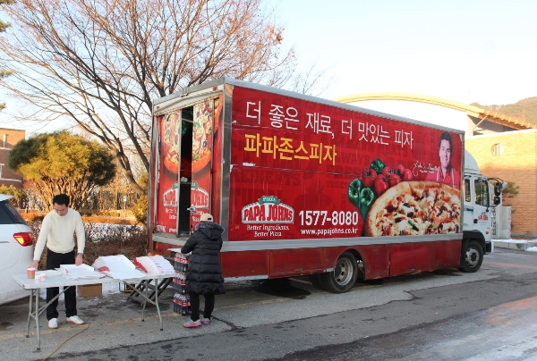파파존스 피자, 시각장애아동 찾아 따뜻한 피자 전달