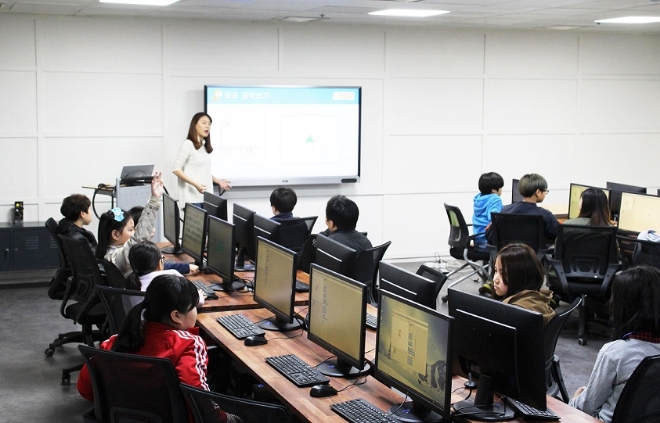 청소년 코딩공작소 with 웹젠 방과후 아카데미 수업 모습.
