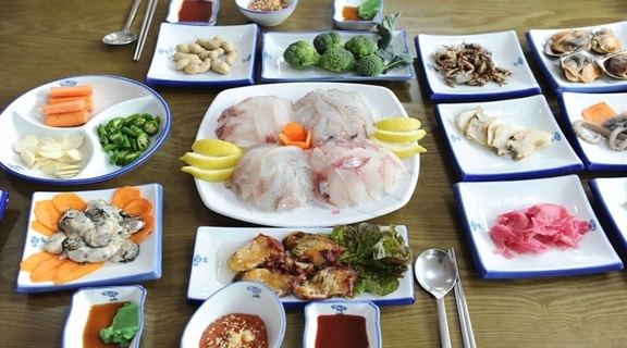 남해 맛집 명물 멸치쌈밥 "남해대교 파도횟집"