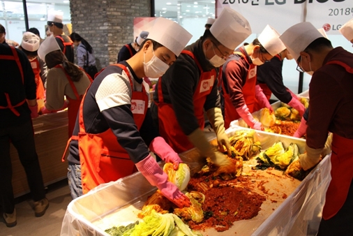 LG전자 임직원들이 김치 나눔 행사에 앞서 직접 김장김치를 담그고 있다.(사진=LG전자 제공)