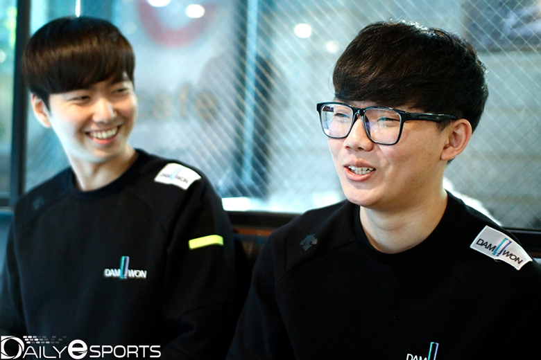 '호잇' 류호성(오른쪽)의 이야기를 들으면서 같이 웃고 있는 '뉴클리어' 신정현.