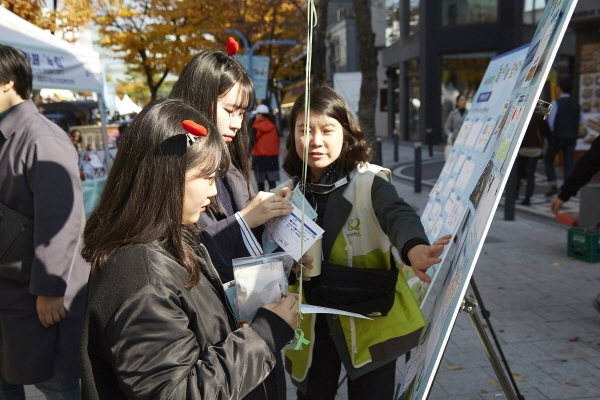 사진=지난 달 3일 개최된 아동참여정책박람회에서 사람들이 놀이공모전에 참여하는 모습. 굿네이버스 제공