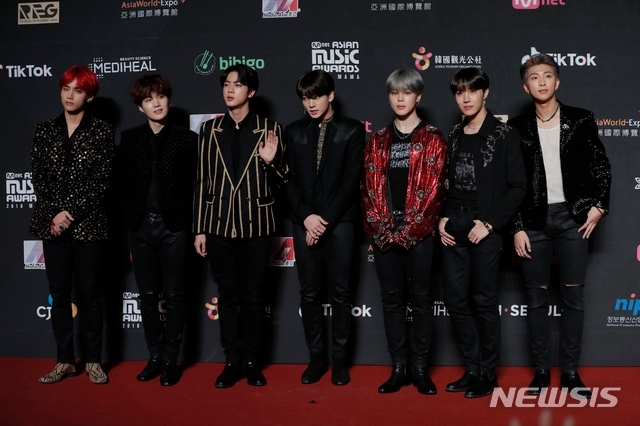 방탄소년단(BTS)이 14일(현지시간) 홍콩 아시아월드 엑스포 아레나에서 열린 '2018 엠넷 아시안 뮤직 어워즈(MAMA)' 레드카펫 행사에 참석해 인사하고 있다. 사진= 뉴시스