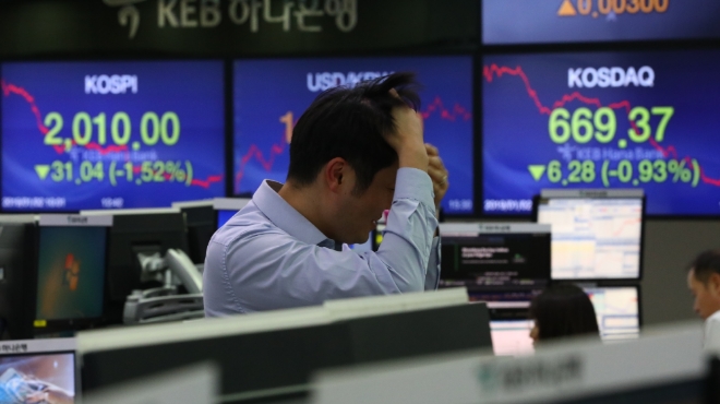 새해 첫 거래일인 2일 코스피 지수가 중국 경기 둔화 우려로 전 거래일 대비 1% 이상 하락한 2010.00에 거래를 마감했다. 사진=뉴시스