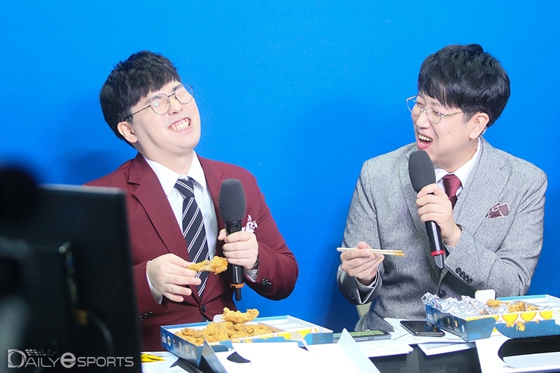 '지수보이' 김지수 해설 위원(왼쪽)과 박상현 캐스터가 치킨을 먹으며 만담을 나누고 있다.