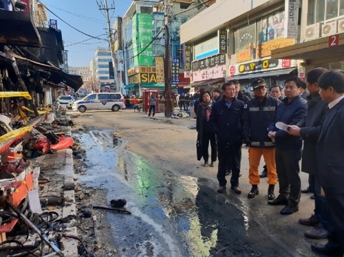 홍종학 중기부 장관, 원주중앙시장 화재 피해 현장 방문