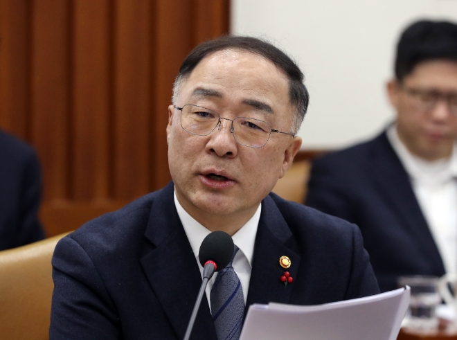 홍남기 부총리 겸 기획재정부장관이 4일 오전 서울 종로구 정부서울청사 영상회의실에서 제4차 경제활력대책회의를 주재하고 있다. 사진=뉴시스