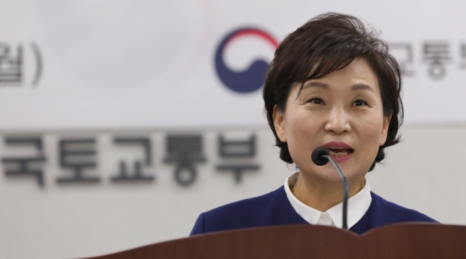4일 국토부는 '정부가 공시지가 평가 과정에 개입해 비싼 땅의 공시지가를 올리라는 지침을 심사담당자에게 내렸다'는 보도와 관련해 형평성 제고가 필요하다는 취지를 전달했다고 해명했다.