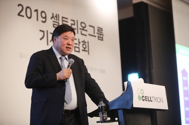 셀트리온그룹 서정진 회장이 4일 서울 여의도 콘래드 호텔에서 열린 기자간담회에서 그룹 중장기 사업계획에 대해 발표하고 있다. 사진=셀트리온